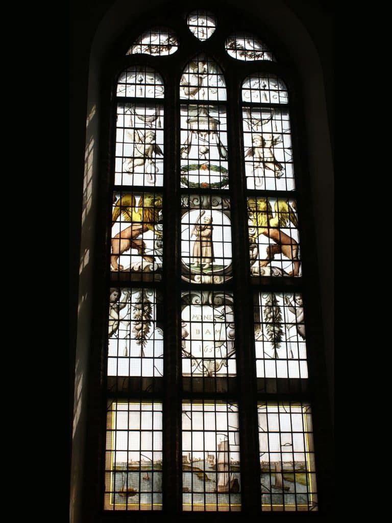 Gebrandschilderde raam in De Grote Kerk De Rijp geschonken door Monnickendam in 1655. Foto J. van Zanten.