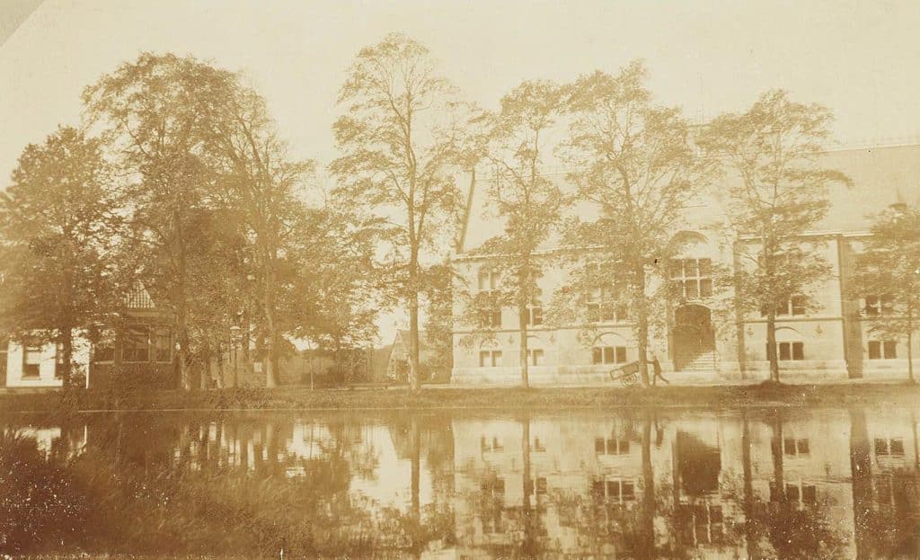 Gerechtsgebouw met op de voorgrond het water van de Geestersingel. Links de koepel van De Arendshof. 1904.