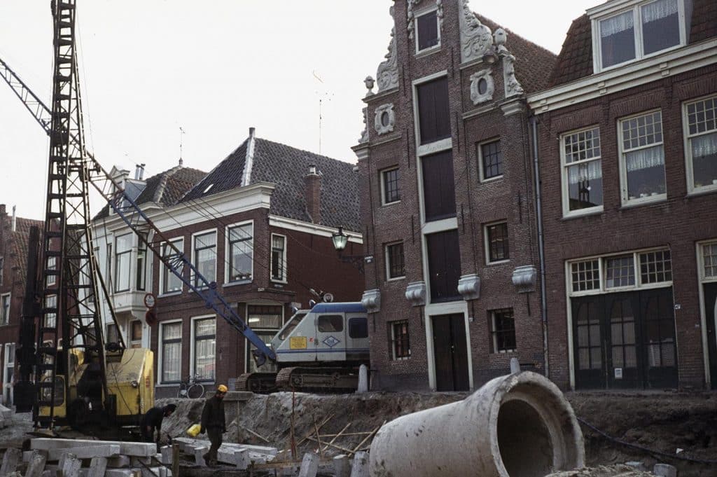 Herstelwerk van kademuren bij De Vigilantie op de hoek van de Zoutstraat Foto J Elsinga 1974