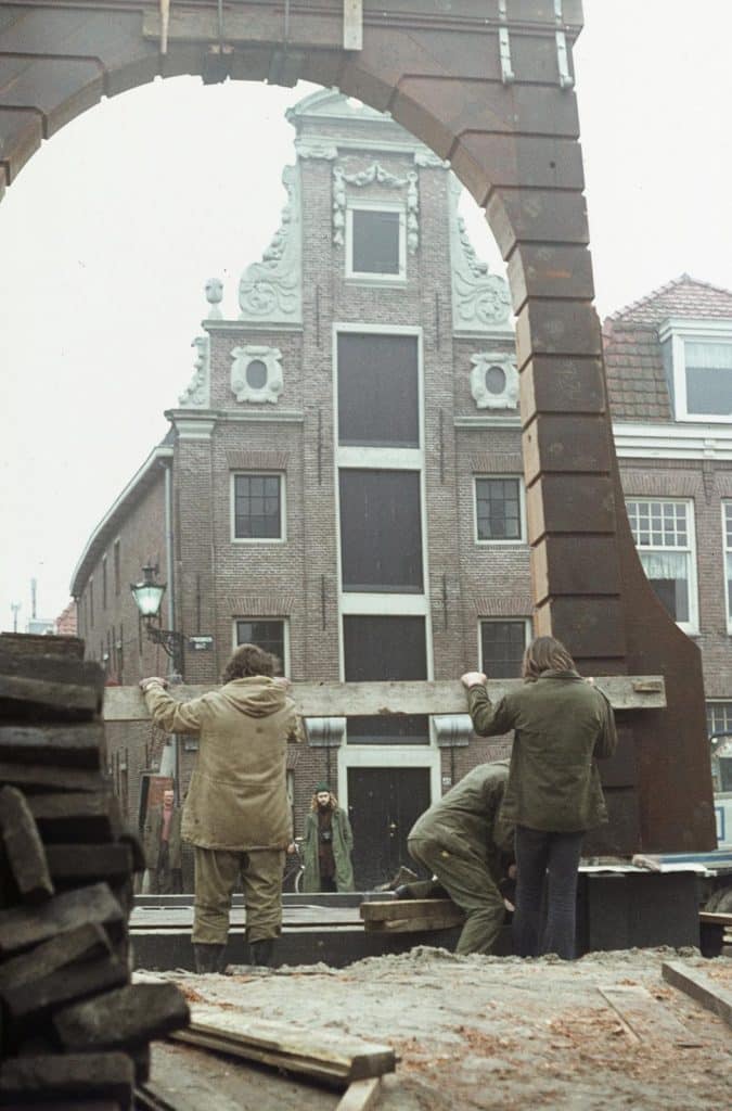 Herstelwerk van kademuren en Eenhoornbrug Op de achtergrond De Vigilantie Foto J Elsinga circa 1974