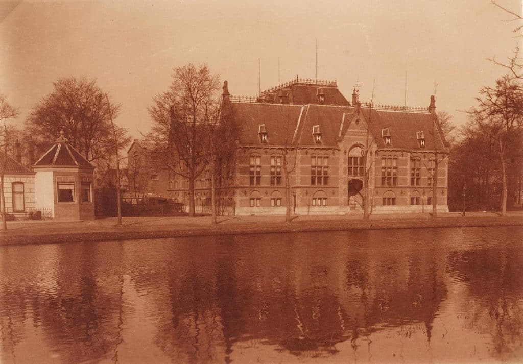 Het Gerechtsgebouw aan de Geestersingel met links De Arendshof. Circa 1920.