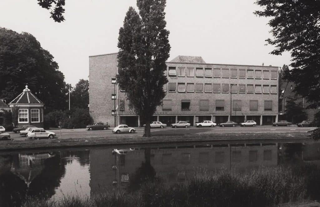 Het Gerechtsgebouw en links de koepel van De Arendshof. Foto Berend Ulrich 1983.
