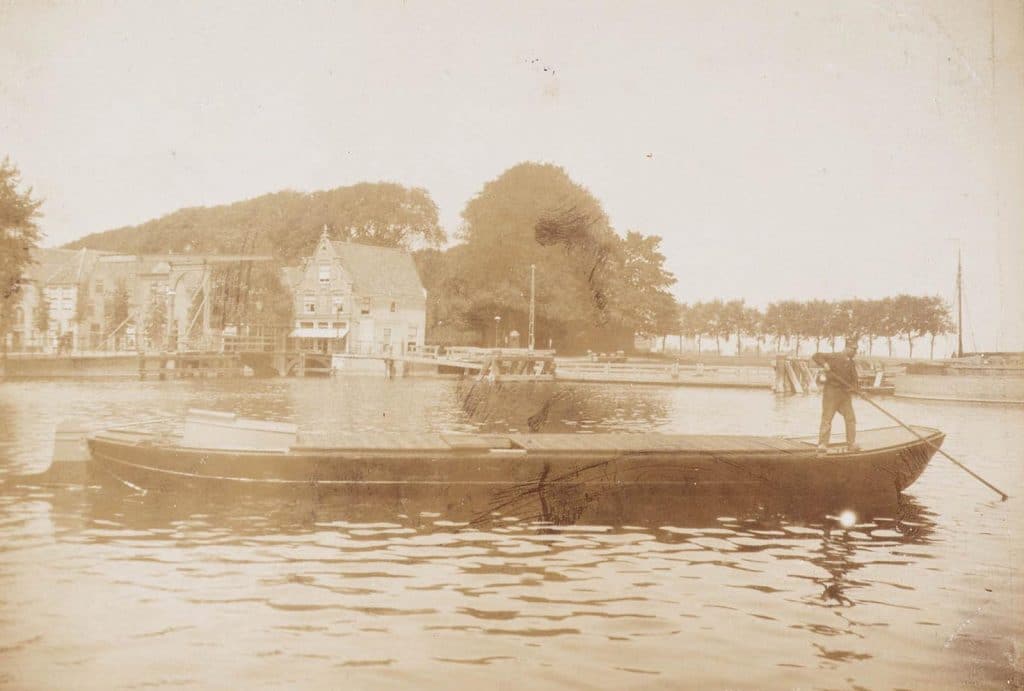 Het Luttik Oudorp met Rotorenbrug gezien vanaf de Eilandswal. Rechts de Schermervlotbrug. Circa 1900.