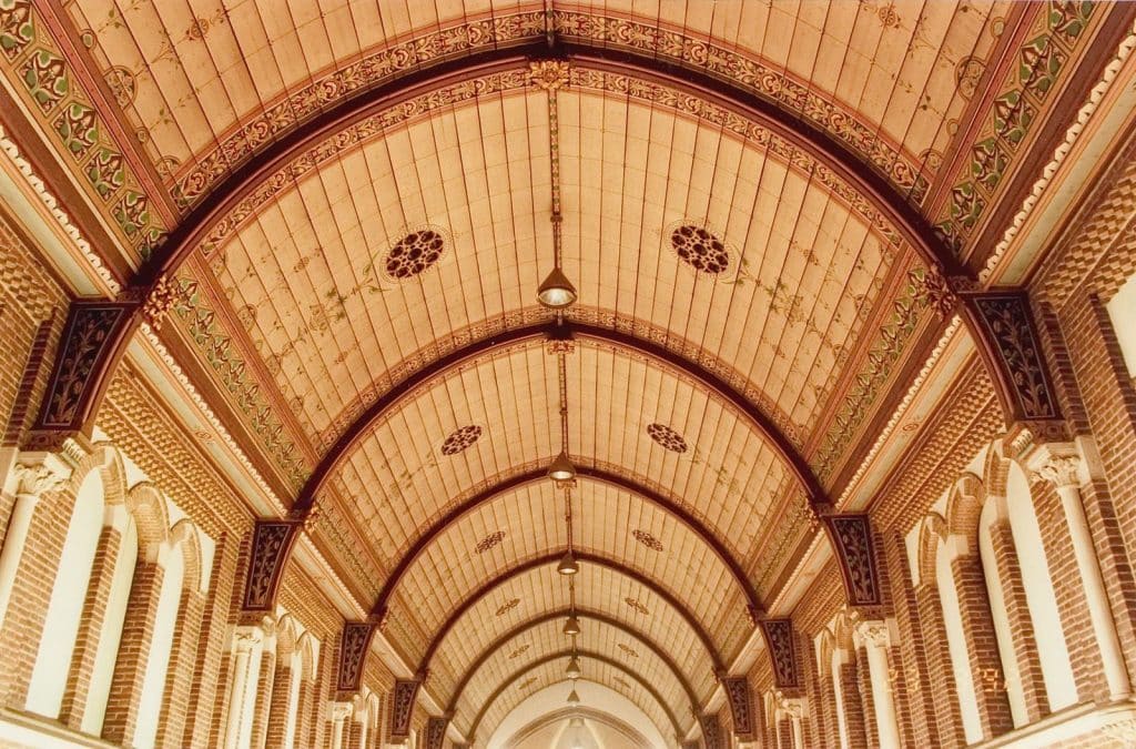 Het houten spitstongewelf boven het middenschip. Met motieven van bloemen en bladeren. In het midden van elk gewelfvak bevindt zich een rond ventilatierooster in de vorm van een bloem. In de Sint Laurentiuskerk in Oudorp. Foto J. Elsinga 1992.