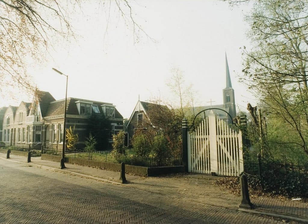 Het toegangshek naar het kerkenbos van de Sint Laurentiuskerk in Oudorp aan de Munnikenweg in 2000.