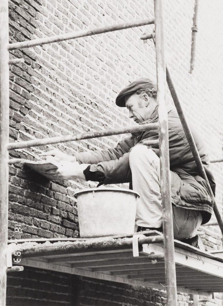 Het voegen van de zijgevel van de Vigilantie door voeger de Jong Foto J Elsinga 1993