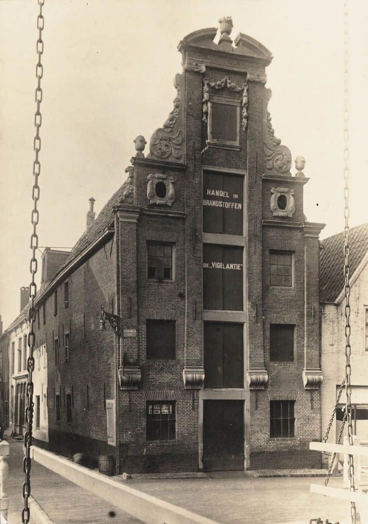 In het pakhuis was een handel in brandstoffen gevestigd. Op de andere laaddeur staat nog "VIGELANTIE". Circa 1905.