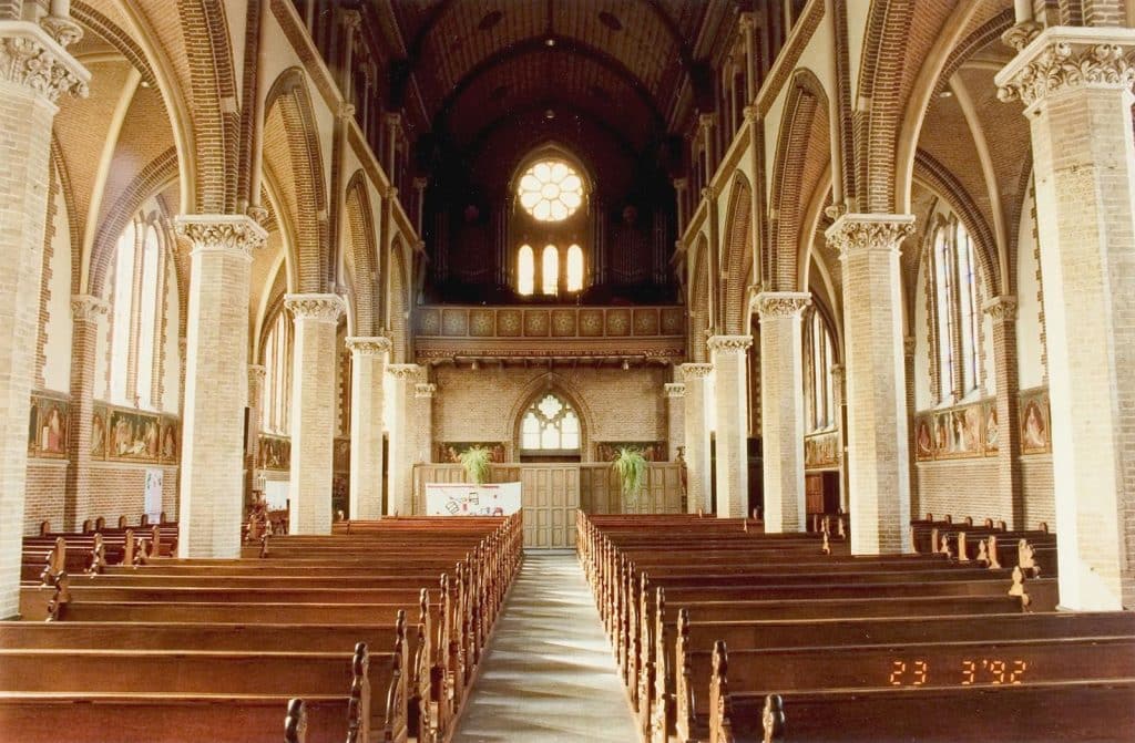 Middenschip richting het orgel in de Sint Laurentiuskerk in Oudorp. Foto J. Elsinga 1992.