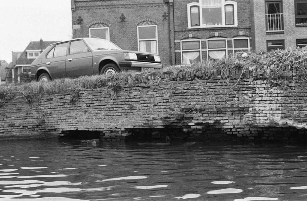 Kademuur oostzijde Heiligland Op de achtergrond de Brugwachterswoning Foto J Elsinga 1980