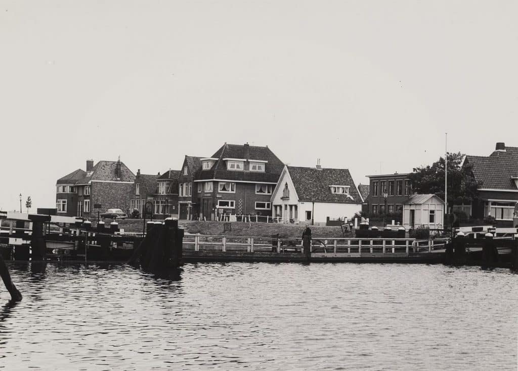 Kanaaldijk gezien vanaf de Bierkade over het Noordhollands Kanaal. In het midden de vlotbrug Circa 1960.