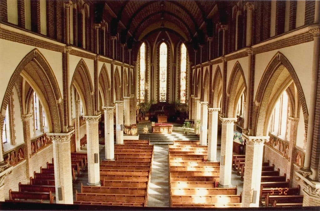 Middenschip richting het altaar in de Sint Laurentiuskerk in Oudorp. Foto J. Elsinga 1992.