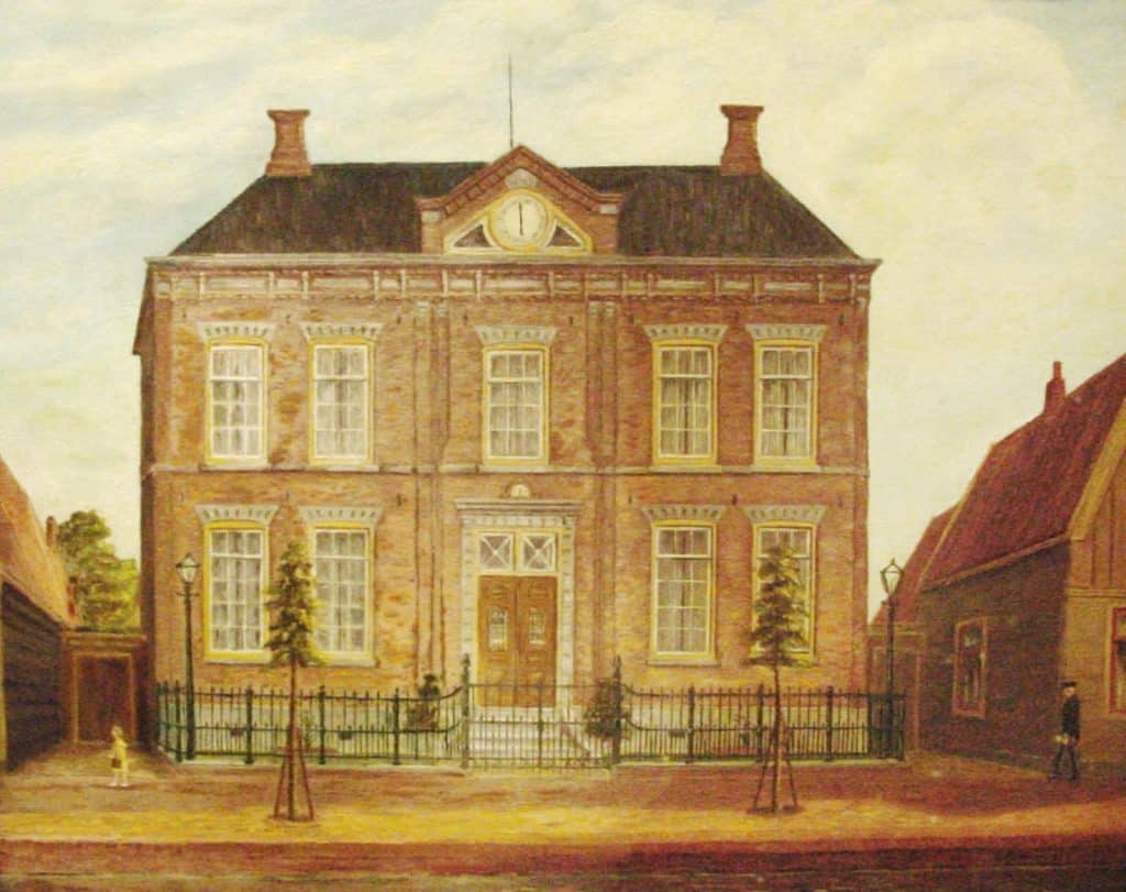 Olieverfschilderij van het voormalig Doopsgezinde weeshuis aan de Tuingracht, vlakbij Museum In ‘t Houten Huis. Met als voorbijgangers Pieter Haan en Alie Langerijs. Het huidige adres is Tuingracht 16. Boven in de gevel de barometer die bij de bouw in 1865 aangebracht werd. Boven de voordeur staat de thermometer. Vervaardigd in 1890 naar het idee van C. Admiraal door de firma Olland in Utrecht. Het schilderij is gemaakt door Arie Spaarman in 1933. Voor Pieter Haan als jubileum geschenk door de Doopsgezinde Kerkenraad. Alie Voet-Langerijs was zijn enige kleindochter.
