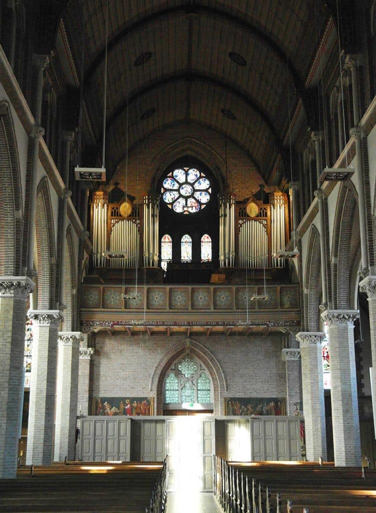 Het tweeklaviers orgel telt 15 registers en werd in 1920 gemaakt door de fa. Vermeulen in Alkmaar. Het was een geschenk van de parochianen aan pastoor Maats. Bij zijn 40-jarig priesterjubileum.