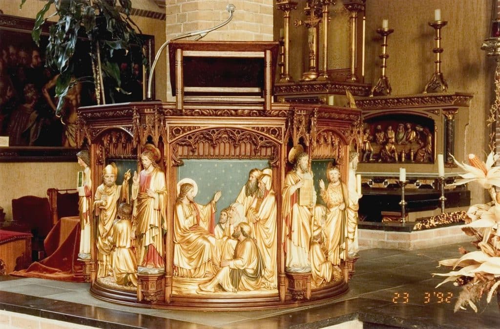 Zeshoekige preekstoel met vijf profeten uit het Oude testament in de Sint Laurentiuskerk in Oudorp. Foto J. Elsinga 1992.