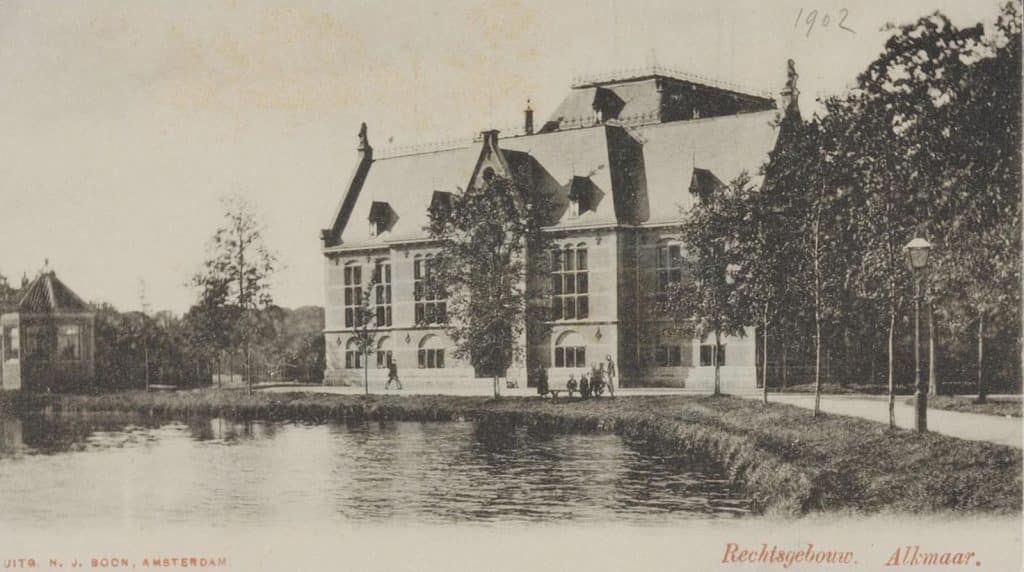 Prentbriefkaart Gerechtsgebouw met het Huis van Bewaring en links de Arendshof Circa 1903