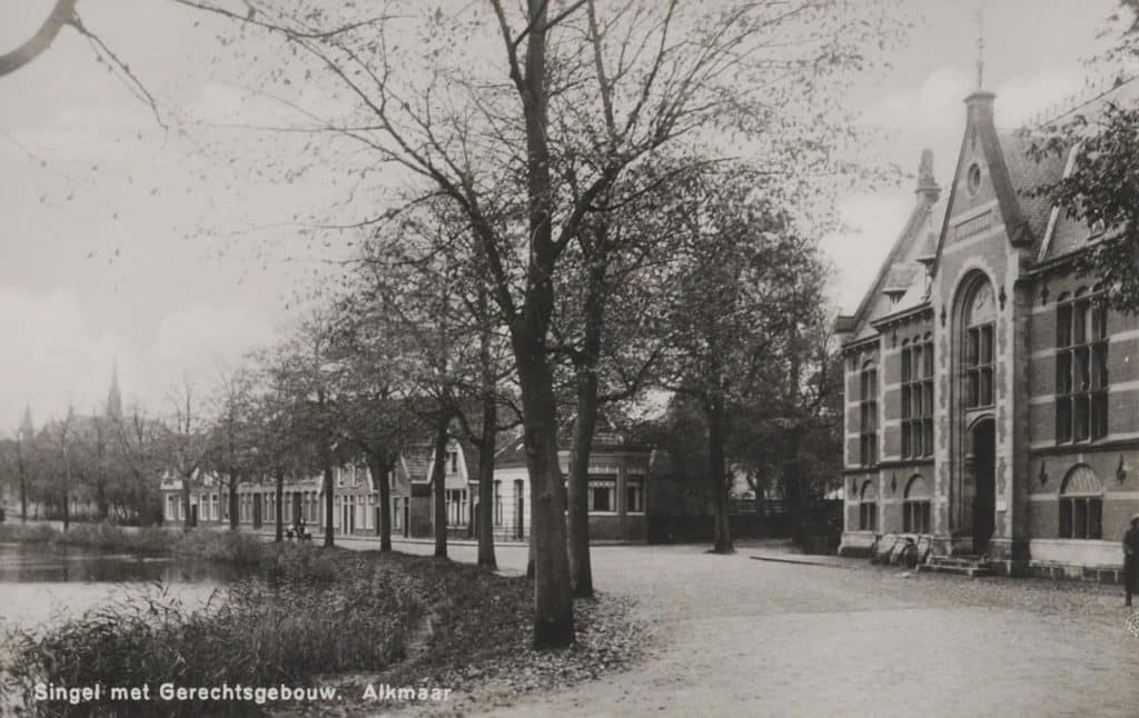 Prentbriefkaart met rechts het Gerechtsgebouw en het Huis van Bewaring. In het midden de Arendshof. Circa 1935.