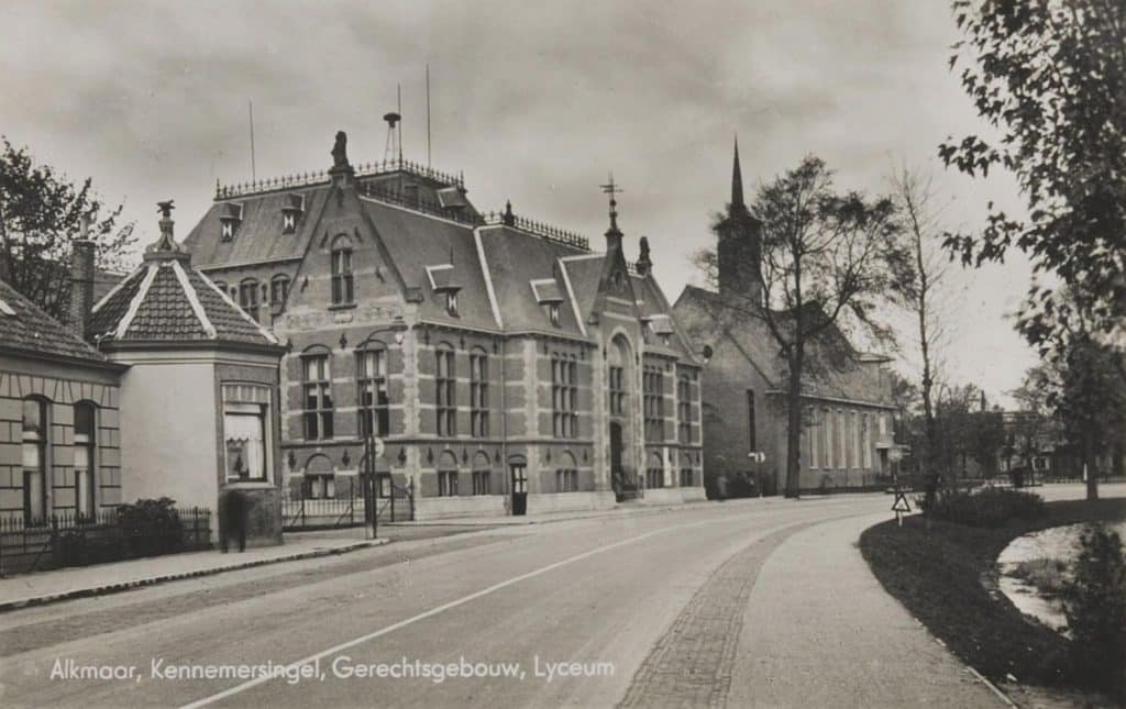 Prentbriefkaart met de Arendshof en het Gerechtsgebouw in 1942. Geestersingel 13, hoek Cabeljaustraat, hoek Waterlaand 15, het Gerechtsgebouw en het Huis van Bewaring. Geheel rechts de aula van het Murmellius Gymnasium.
