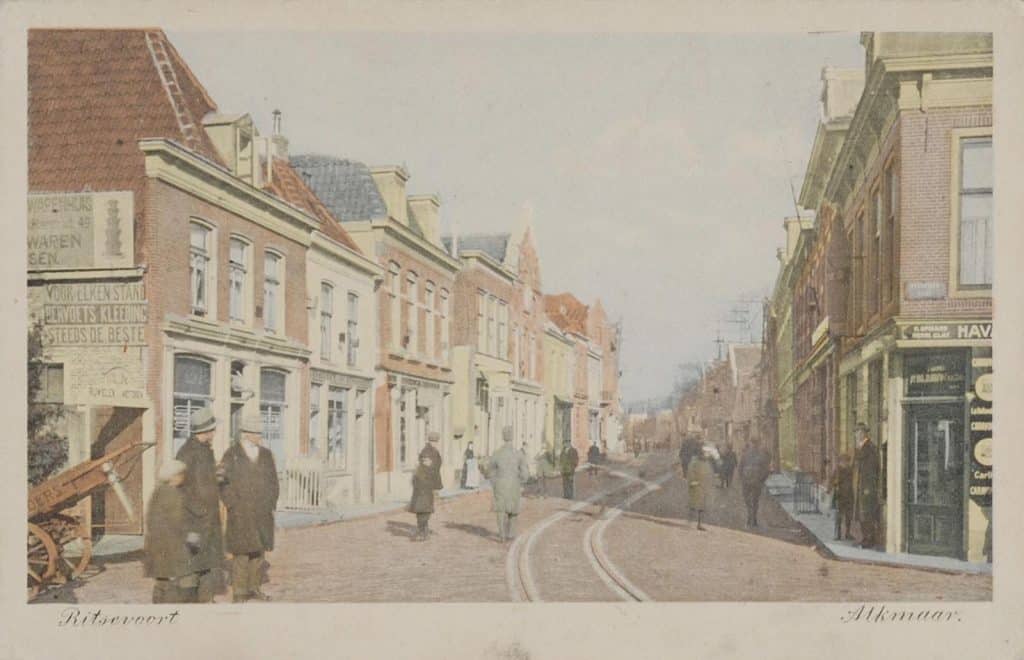 Prentbriefkaart met zicht in het Ritsevoort De tramrails voor de tram naar Haarlem ligt in de weg Circa 1915
