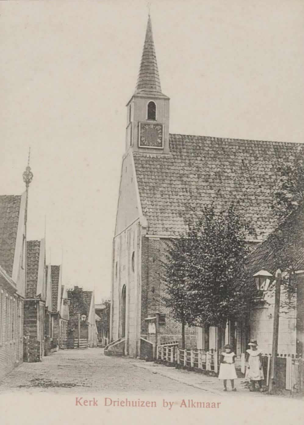 Prentbriefkaart van de Dorpskerk in Driehuizen, Hervormde kerk. Circa 1905. (verbrand in 1912) Collectie prentbriefkaarten.