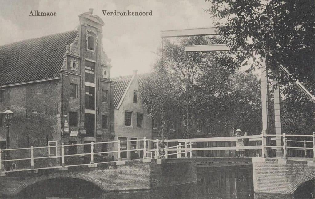 Prentbriefkaart van de Eenhoornbrug en De Vigilantie Circa 1915