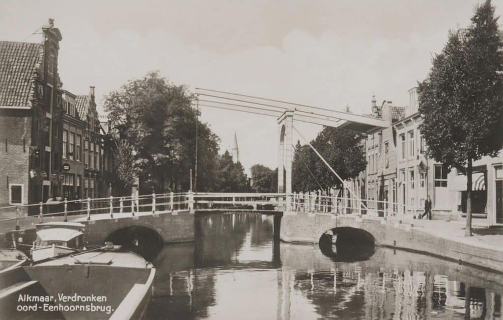 Prentbriefkaart van de Eenhoornsbrug en De Vigilantie Circa 1933