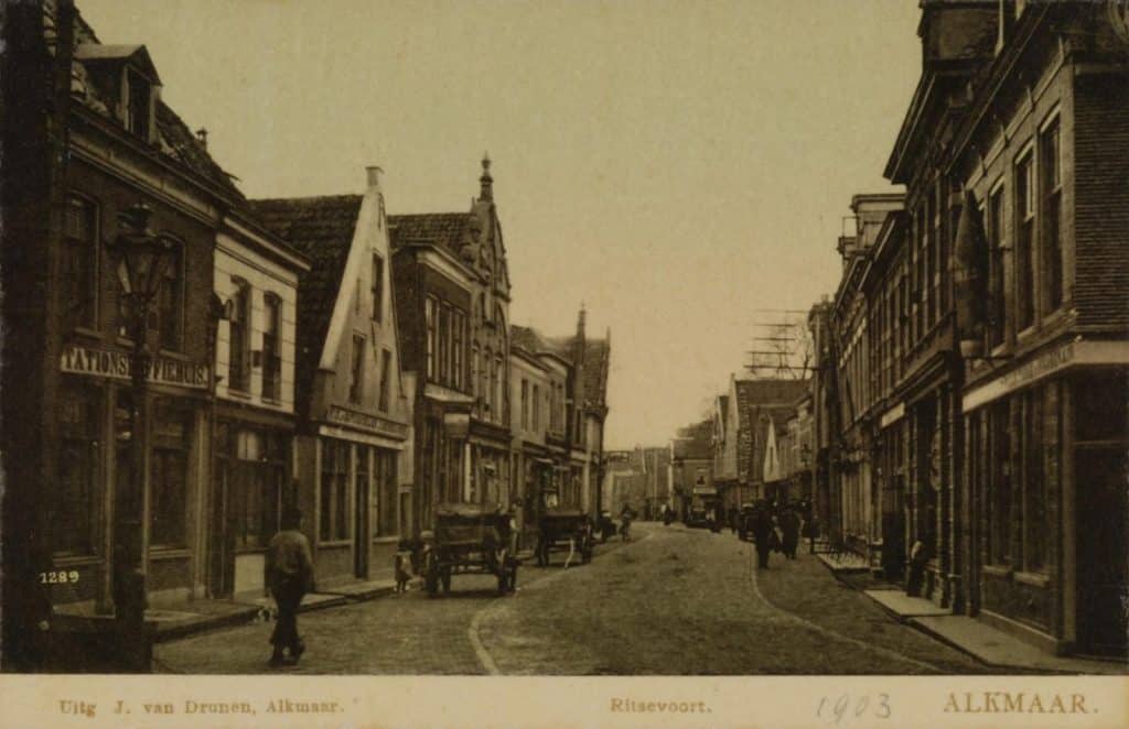 Prentbriefkaart van het straatbeeld in het Ritsevoort Links Stations Koffiehuis Circa 1903
