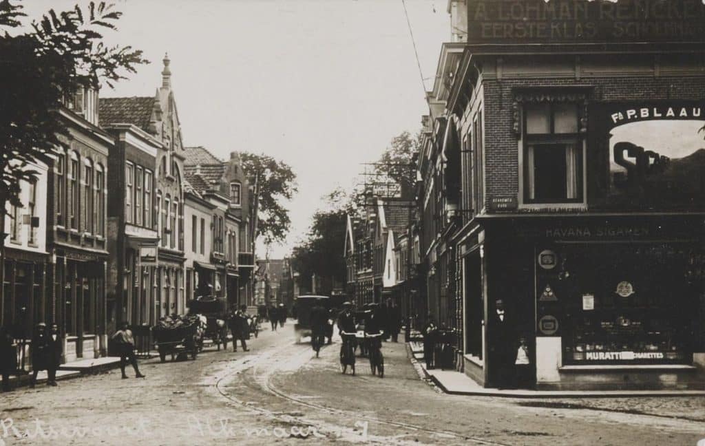 Prentbriefkaart van het straatbeeld in het Ritsevoort met de rails van de tram naar Haarlem. Circa 1925. Foto P. Jonker Regionaal Archief Alkmaar.