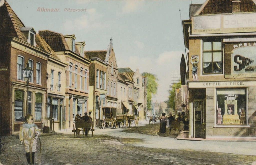 Prentbriefkaart van het straatbeeld in het Ritsevoort met tramrails Circa 1914