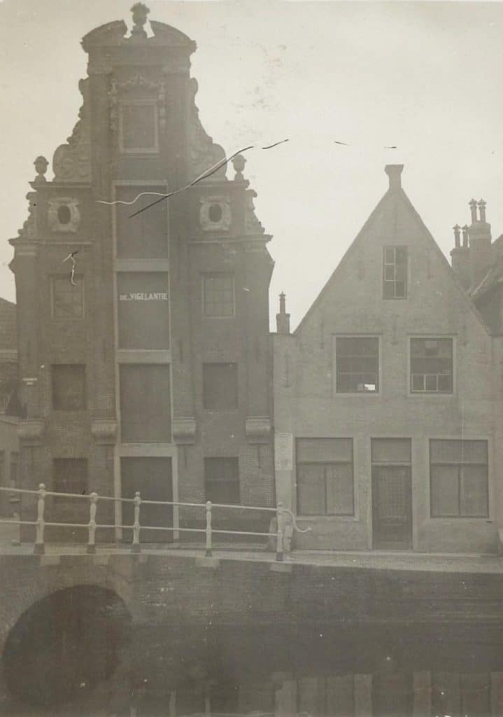 Rechts van de Zoutstraat staat pakhuis De Vigilantie Circa 1920