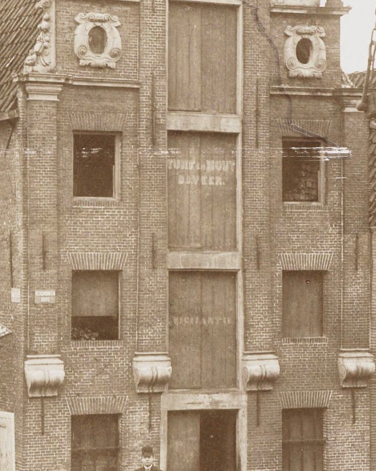 Op de laaddeur Turf en Hout, B.J.Veer. Circa 1895.