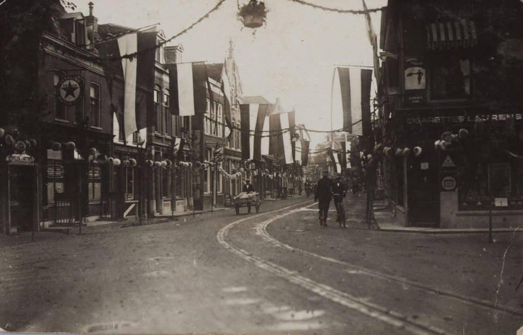 Zicht in het versierde Ritsevoort met de rails van de tram naar Haarlem Circa 1920