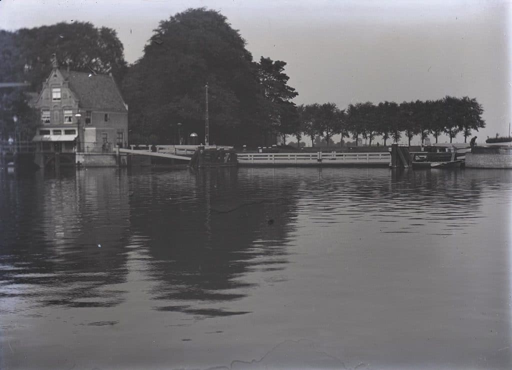 Zicht vanaf Eilandswal met links Rootorenbrug. Rechts de vlotbrug over Noordhollands Kanaal in circa 1930.