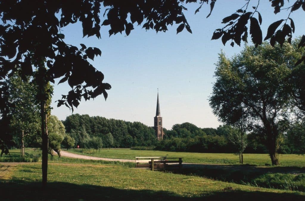 Zicht vanaf Munnikenweg op de Sint Laurentiuskerk in Oudorp. Foto J. Elsinga Circa 1975.