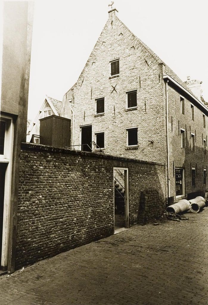 Zijgevel en achtergevel met tuitgevel en muurankers van De Vigilantie Foto J Elsinga 1974