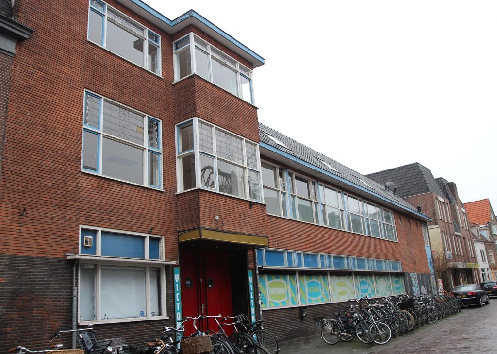 Het voormalige gebouw Poppodium Atlantis aan de zuidzijde van de Breedstraat in Alkmaar, op 20 februari 2017. Foto Mark Alphenaar.