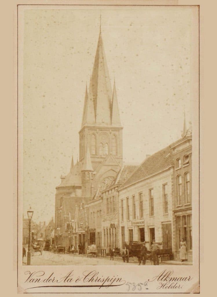 Herberg ‘Wapen van Heemskerk’ (links van de ‘Stalhouderij’) in de Breedstraat. Gefotografeerd in 1892. Op de achtergrond de machtige toren van de nu alweer decennia geleden gesloopte Dominicuskerk. Foto Van der Aa & Crispijn. Collectie Regionaal Archief Alkmaar.