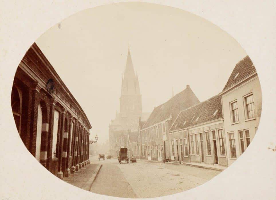 De zuidzijde van de Breedstraat, gefotografeerd in 1865. Collectie Regionaal Archief Alkmaar .