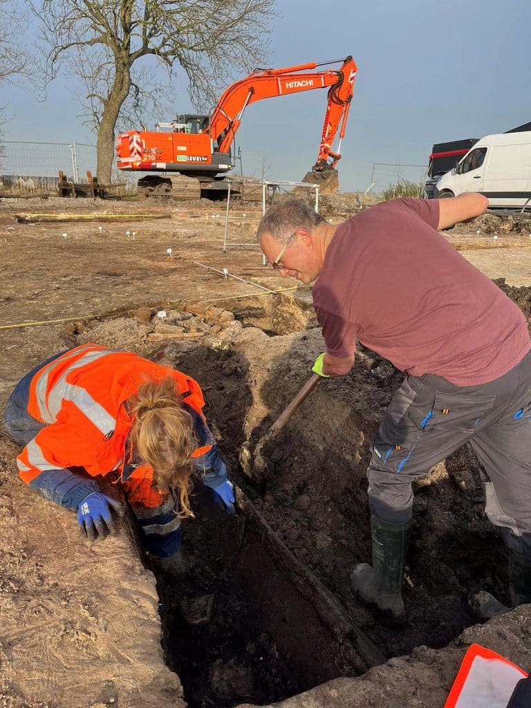 Kayleigh en Kasper zijn bezig met het uitgraven van de donkere vulling van een langgerekte baan. Dit is aan de zuidkant van de waterput van een zeventiende-eeuwse stolp in Zuidschermer.