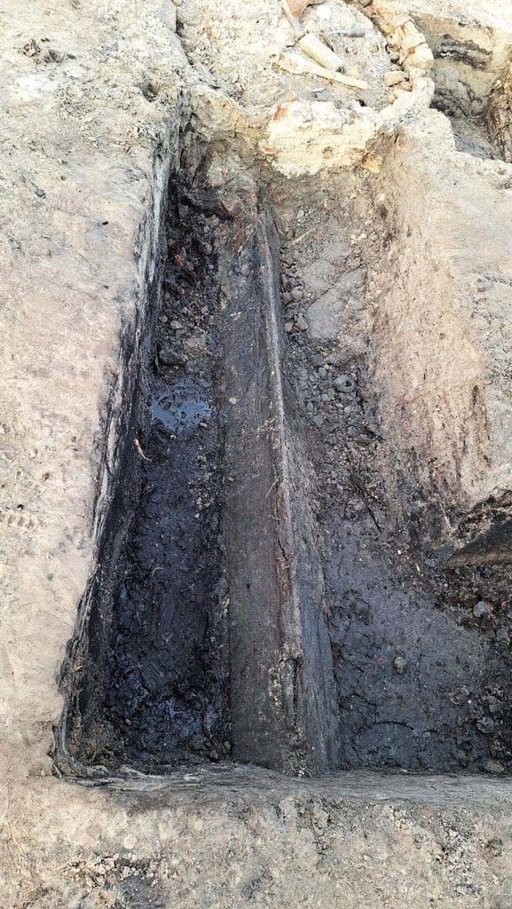 De houten gootconstructie en de waterput na afloop van het harde werken.