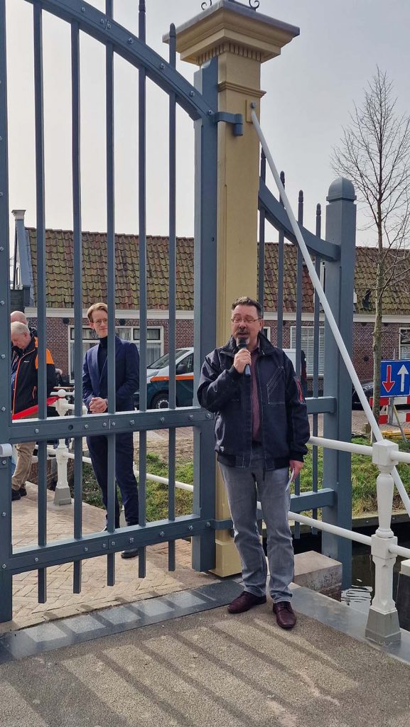 Anne Pauptit naast het Nieuwlanderhek. "Wij wilden deze opdracht graag oppakken om het samen met Stadswerk 072 tot een goed einde te brengen. Vooral omdat we het belangrijk vonden dat het resultaat historisch verantwoord zou zijn."