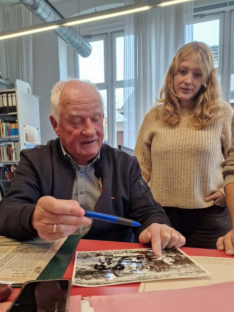 Frans van Marle met Kayleigh in het archeologisch centrum