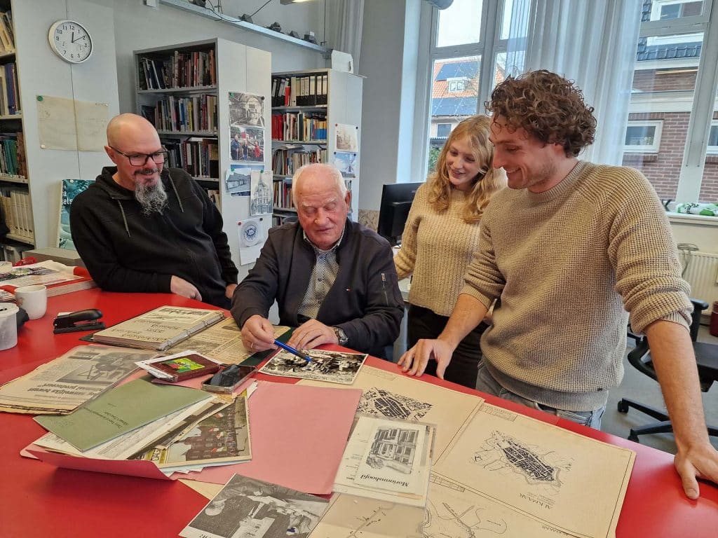 Frans van Marle laat zijn verzameling herinneringen zien
in het Archeologisch Centrum. Van links naar rechts: Guus van den
Berg, Frans van Marle, Kayleigh Kremer en Niels Tuinman.