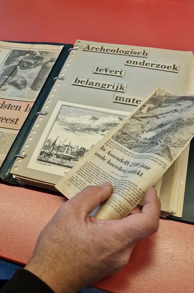 Frans van Marle toont een dikke map vol krantenknipsels.
Soms met foto’s die weer nieuwe beelden geven van de opgravingen waar
onze archeologen zelf niet bij waren.