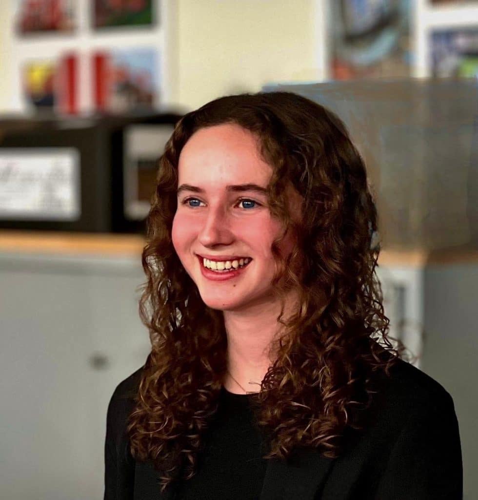 Student Bouwkunde Lara Schutijser analyseert De Groene Zwaan in De Rijp.