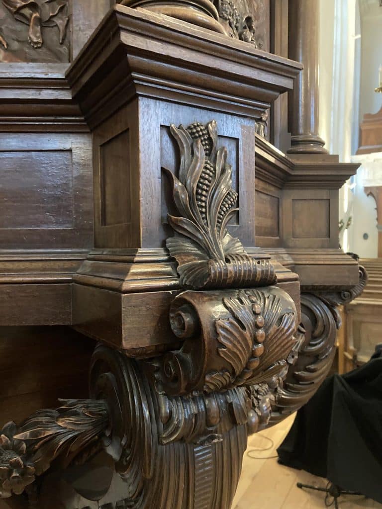 Preekstoel van duur mahoniehout en met eigentijdse houtsnijwerk.