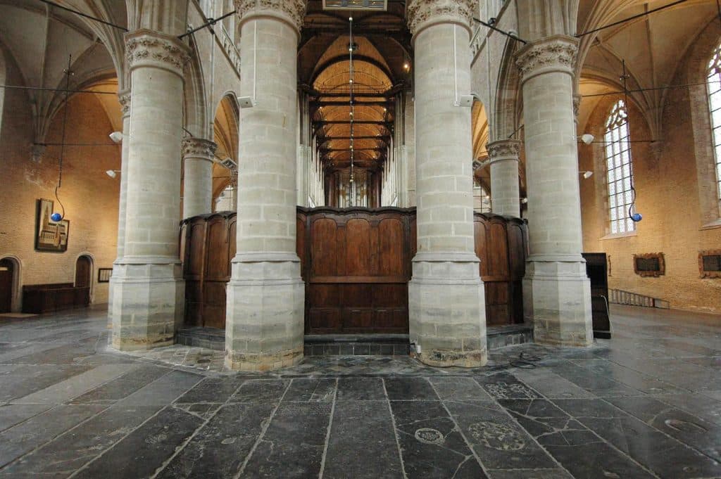 De zuilen rond het hoogkoor van de Grote Kerk Alkmaar.