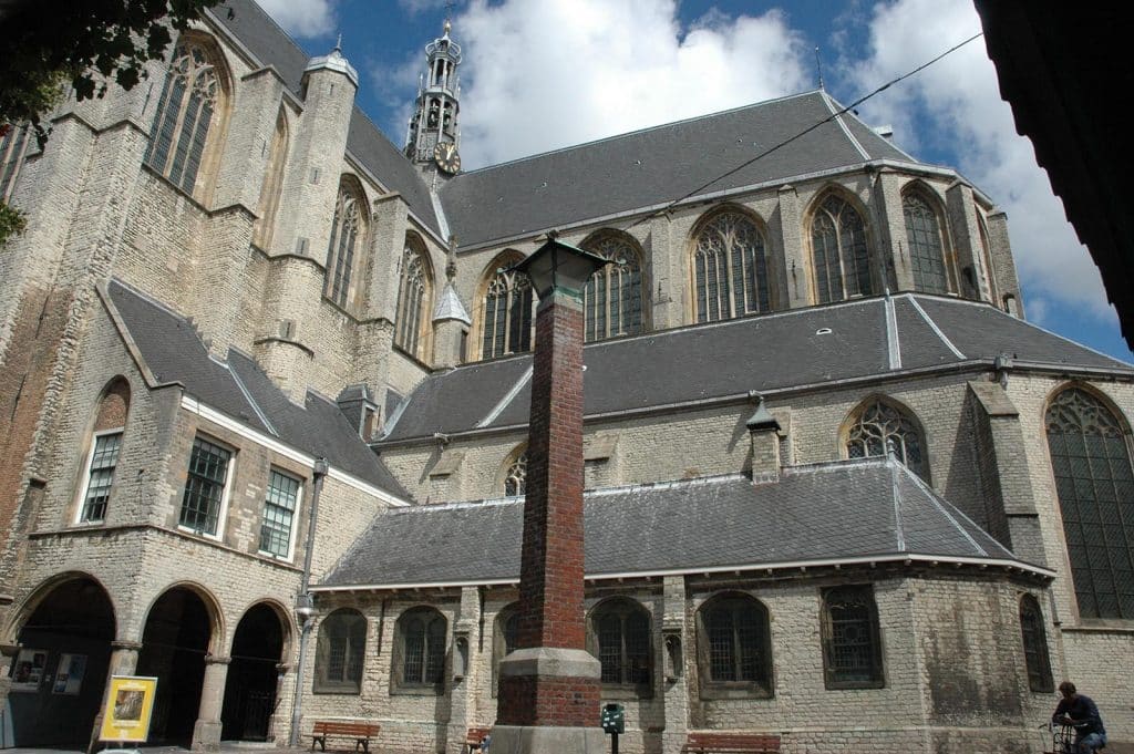 Koor en kooromgang van de Grote Kerk Alkmaar van buitenaf gezien.