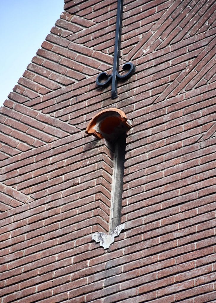 Gevel detail met lichtspleet op zolder van Jan Boonplein 20 in De Rijp.