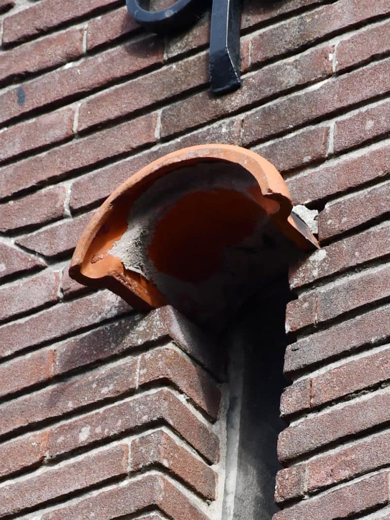 Gevel detail met luifeltje boven de lichtspleet op zolder van Jan Boonplein 20 in De Rijp.