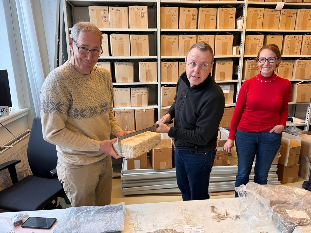 Edwin Orsel en Gabri van Tussenbroek onderzoeken de kloostermoppen. Archeoloog Nancy de Jong staat ernaast. Dit onderzoek is mogelijk gemaakt door het innovatiefonds van Stichting Reuvens.